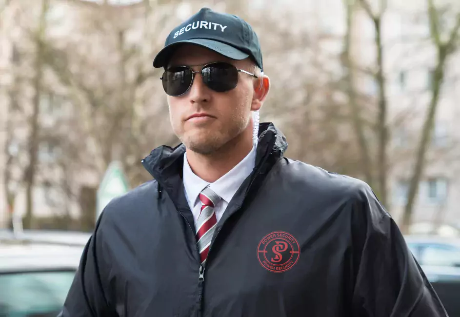 Agent de sécurité à Casablanca, portant un uniforme avec le logo Power